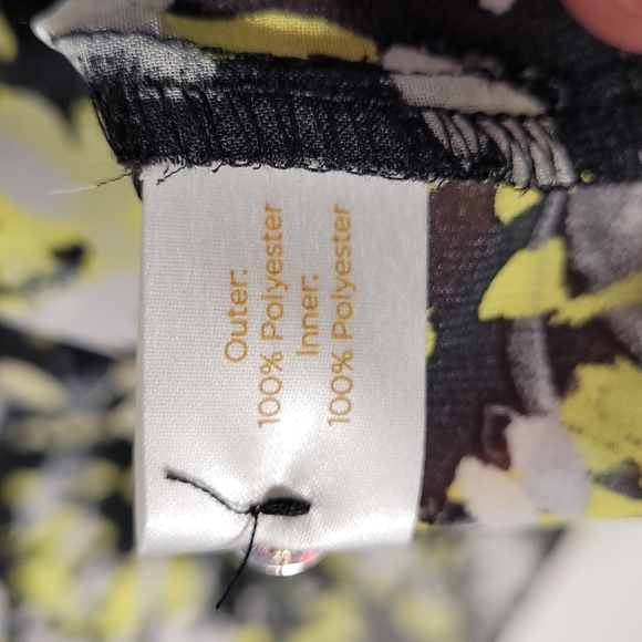 Decree, size Large, Black polyester floral yellow tank top blouse - Picture 6 of 8